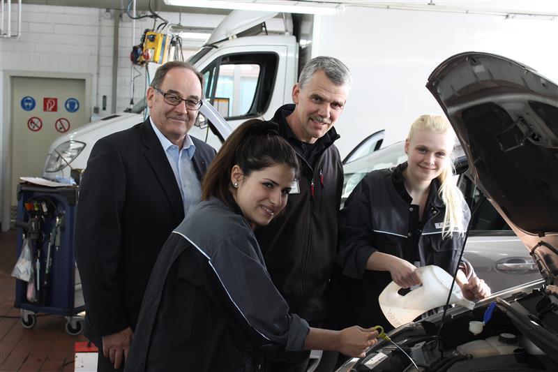 Gözde Doganay, Geschäftsführer Hermann Jäckle, Kfz-Meister Hermann Weber und Nikol Hintergard. Foto: Jäckle Automobile KG