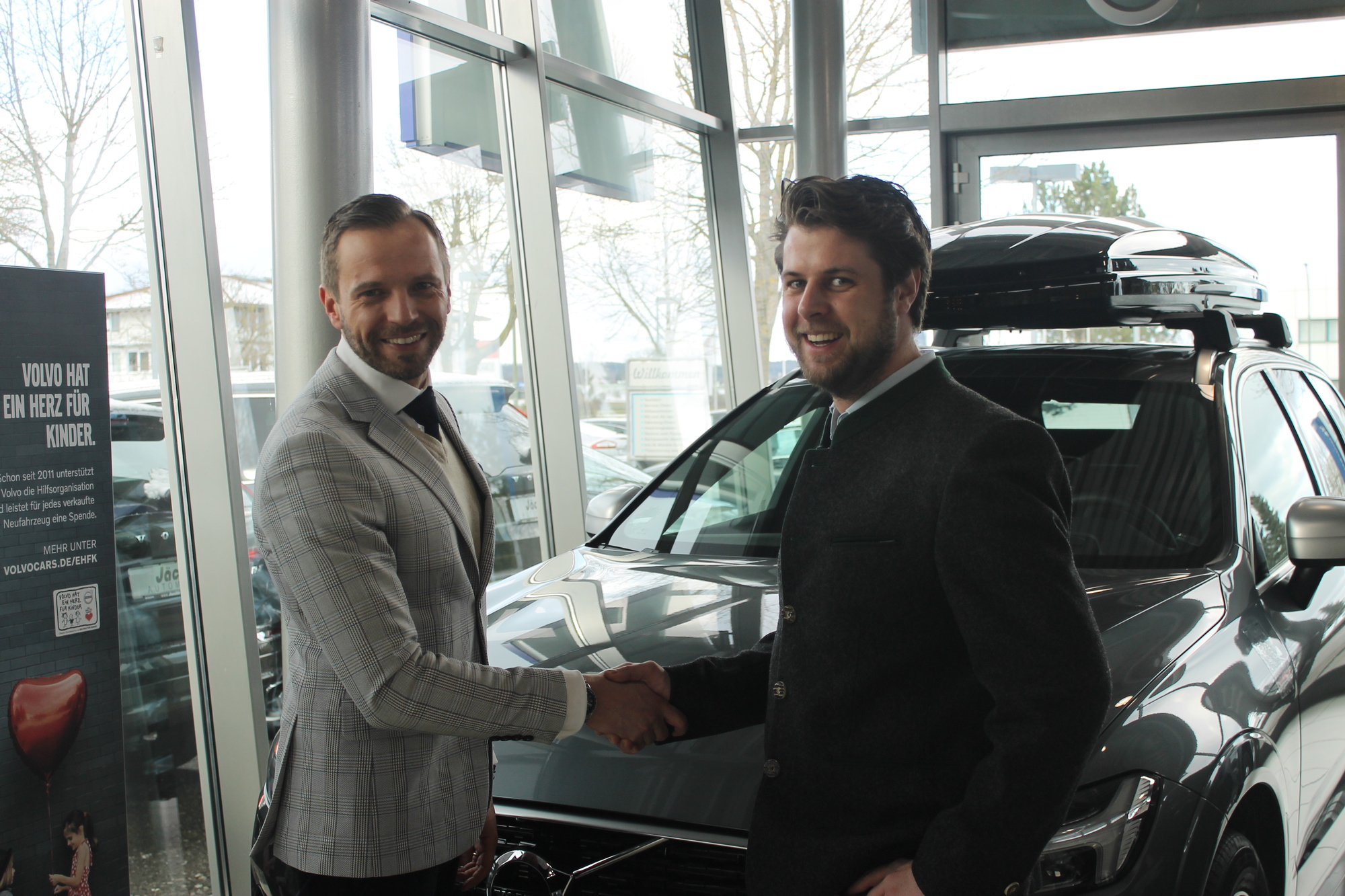 (von links): Geschäftsführer Elmar Jäckle mit Volvo Verkäufer Alexander Schaade. Foto: Jäckle Automobile KG