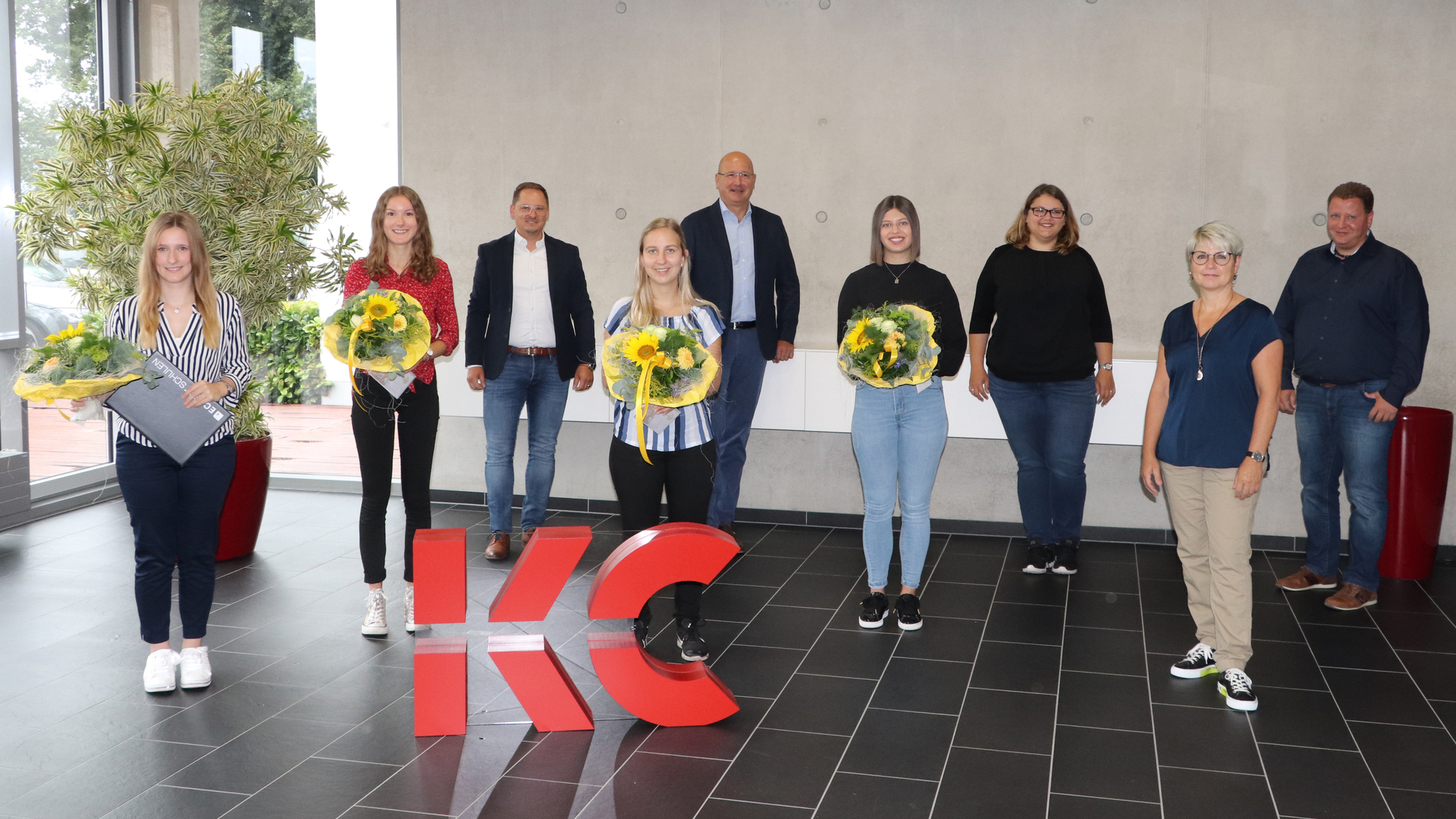 Von links: Teresa Konrad (Bautechnikerin), Paula Wiedemann (Kauffrau für Büromanagement), Stefan Bär (Teamleiter Konstruktion), Lisa Binder (Kauffrau für Büromanagement), Markus Daffner (Geschäftsführer), Emmely Nath (Bauzeichnerin), Susanne Betzl (Ausbilderin), Kathrin Harder (Ausbilderin), Bernhard Betzl (Teamleiter Tiefbau). Foto: Kling Consult