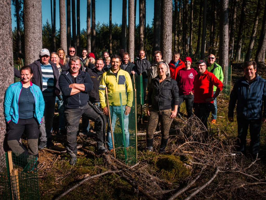 Forstliche Mitarbeiterin Julia Agramonte (links) mit dem Dorr Pflanzteam im frisch angelegten Jubiläumswald der Dorr Unternehmensgruppe. Foto: Frauke Rothe.