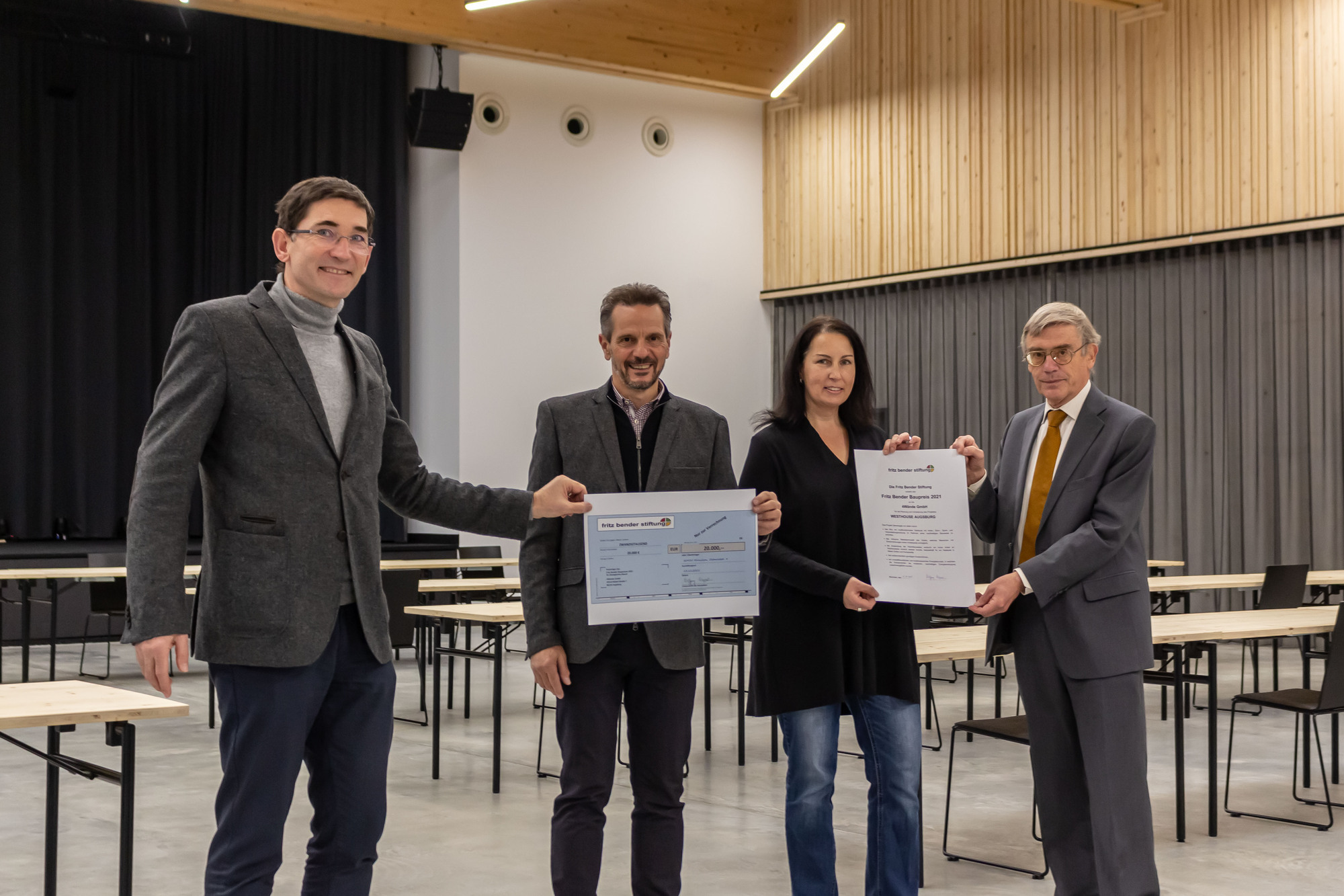 Gerhard Hab (Geschäftsführer 4Wände GmbH), Dr. Wolfgang Bauer, Annette Hofer, und Wolfgang Wagner bei der Preisübergabe. Foto: 4WaendeGmbH.