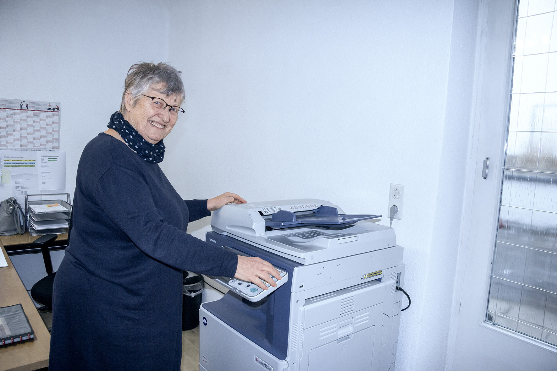 Freude bei Gabriele Jung über die Sachspende der Feha-Bürotechnik für die Seniorengemeinschaft Günzburg e.V. Foto: Feha Büro-Tec