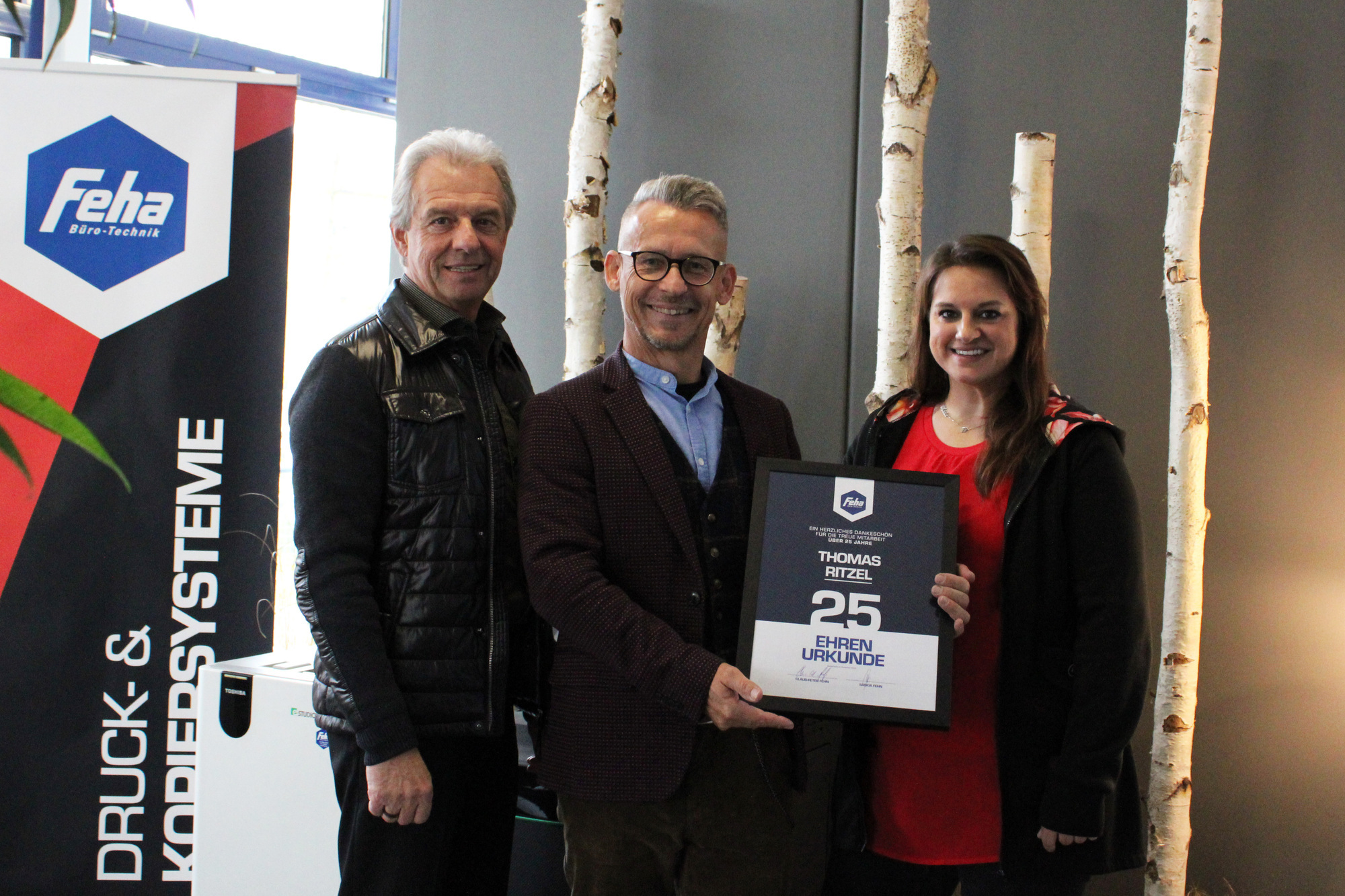 Von links: Claus-Peter Fehn, Thomas Ritzel und Saskia Fehn bei der Überreichung der Feha-Ehrenurkunde. Foto: Feha Büro-Technik |