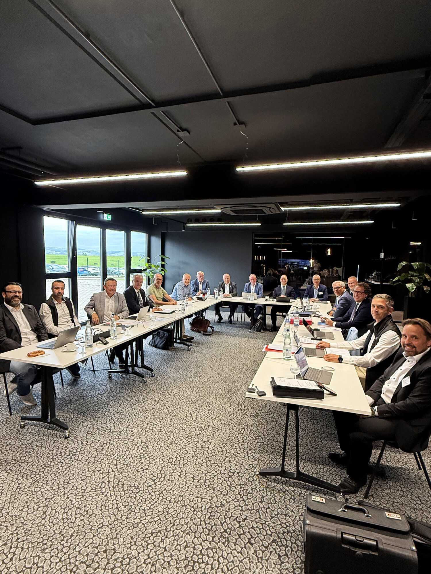 MAHA-Geschäftsführung und Management gemeinsam mit Vertretern der gemeinnützigen Familie Rauch-Stiftung (gFR) und der Familienst