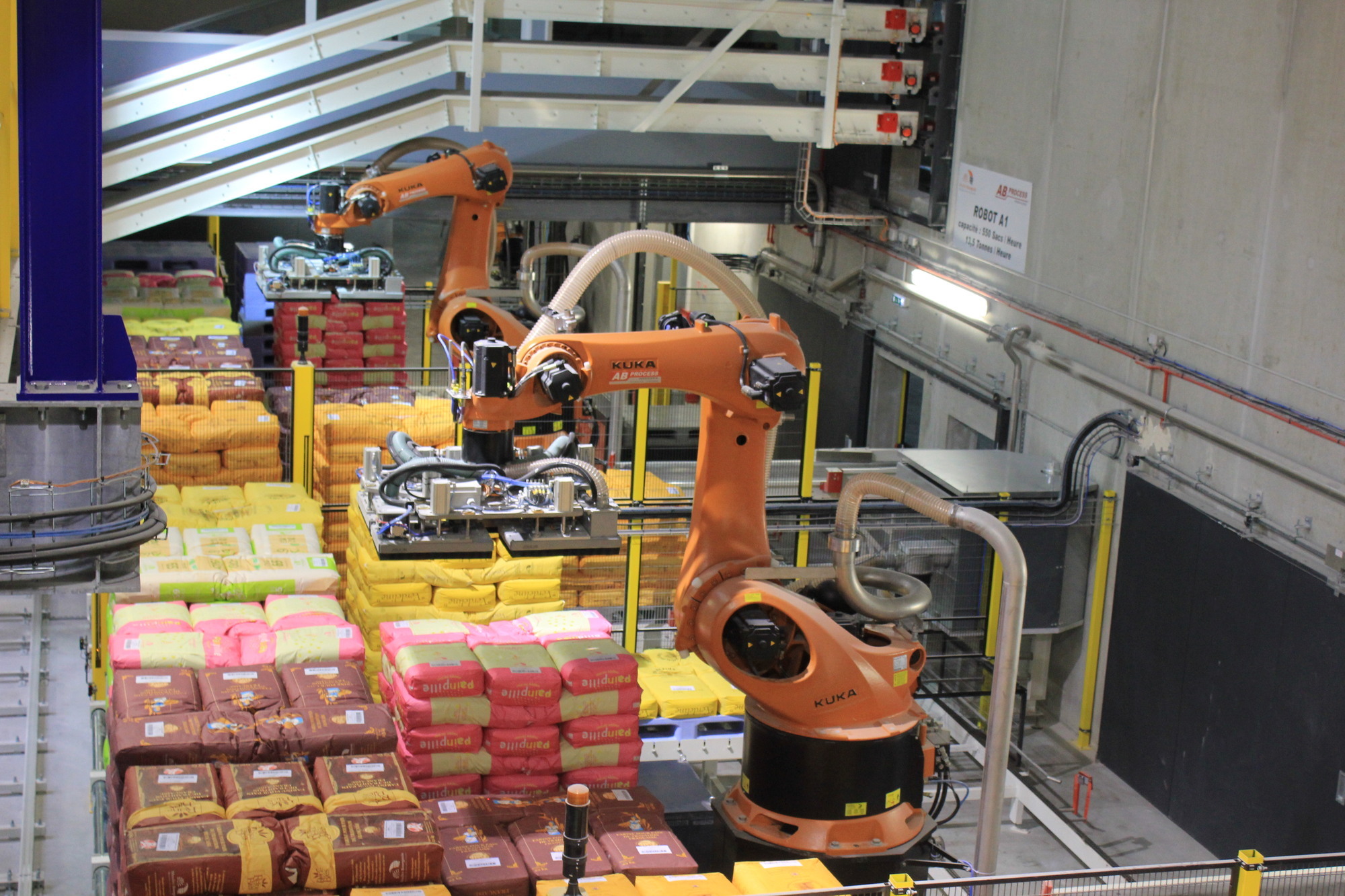 Die Kuka-Roboter übernehmen die komplette Kommissionierung bei Moulins Bourgeois. Foto: Kuka Group