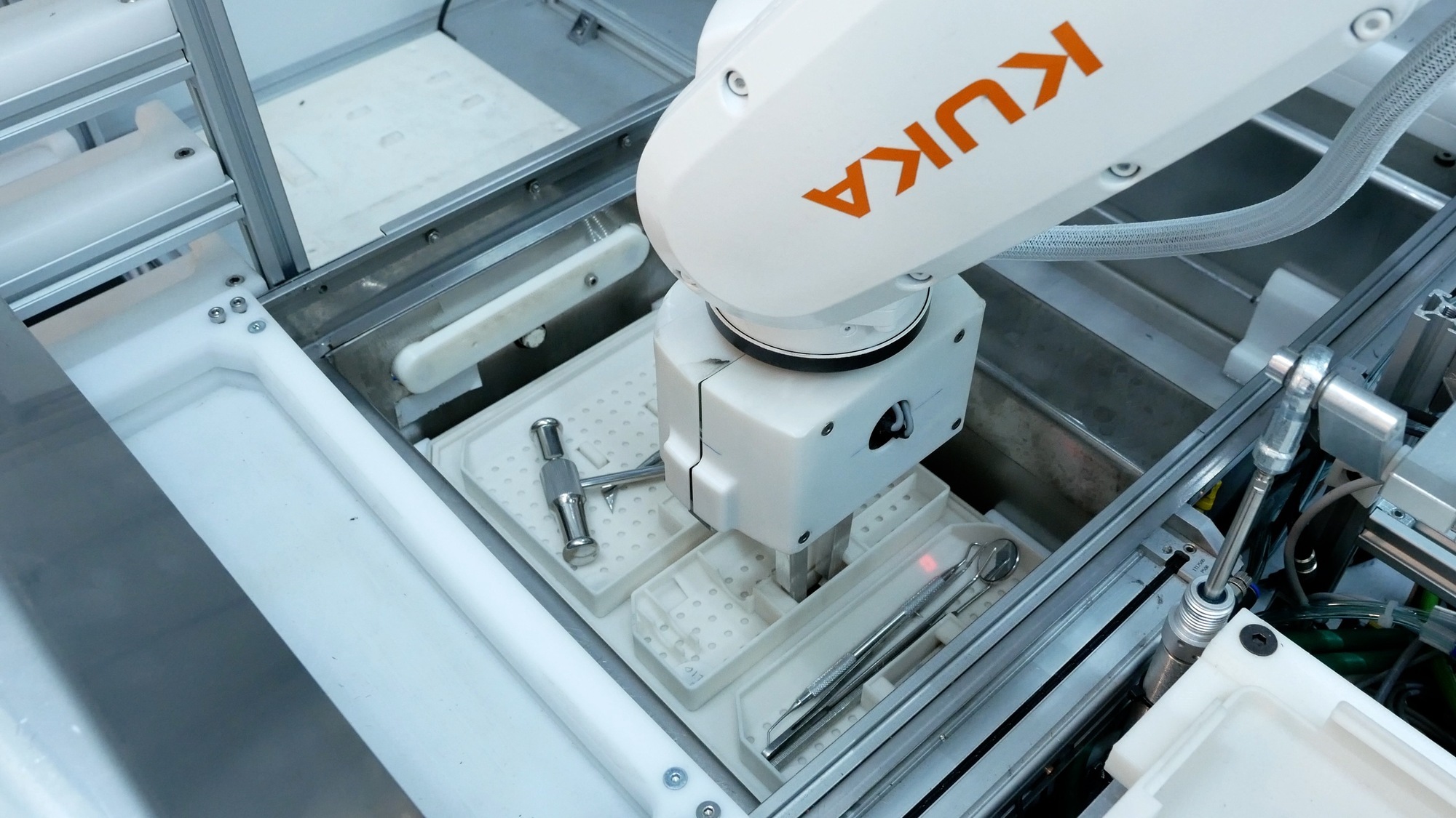 Ein Kuka-Roboter arbeitet jetzt in der Sterilisation einer italienischen Zahnarztpraxis. Foto: Kuka