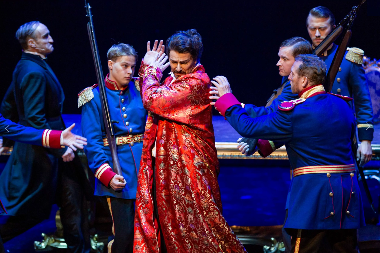 Eine Szene des Musicals „Ludwig²“. Foto: Michael Böhmländer/Festspielhaus Füssen
