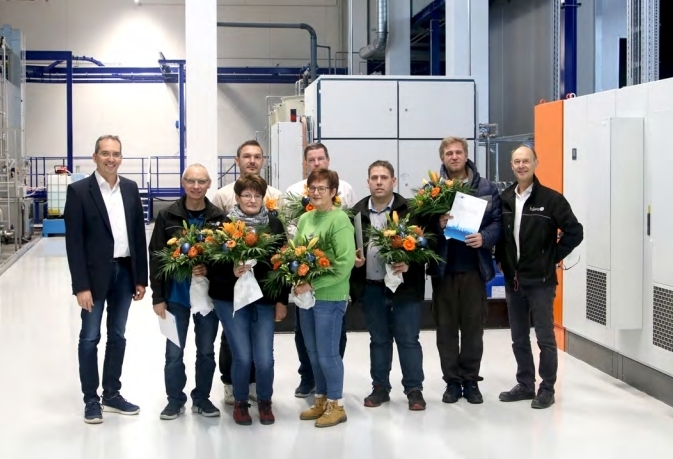 Strahlende Gesichter bei der Weihnachtsfeier mit Jubilar-Ehrung der Häwa GmbH.