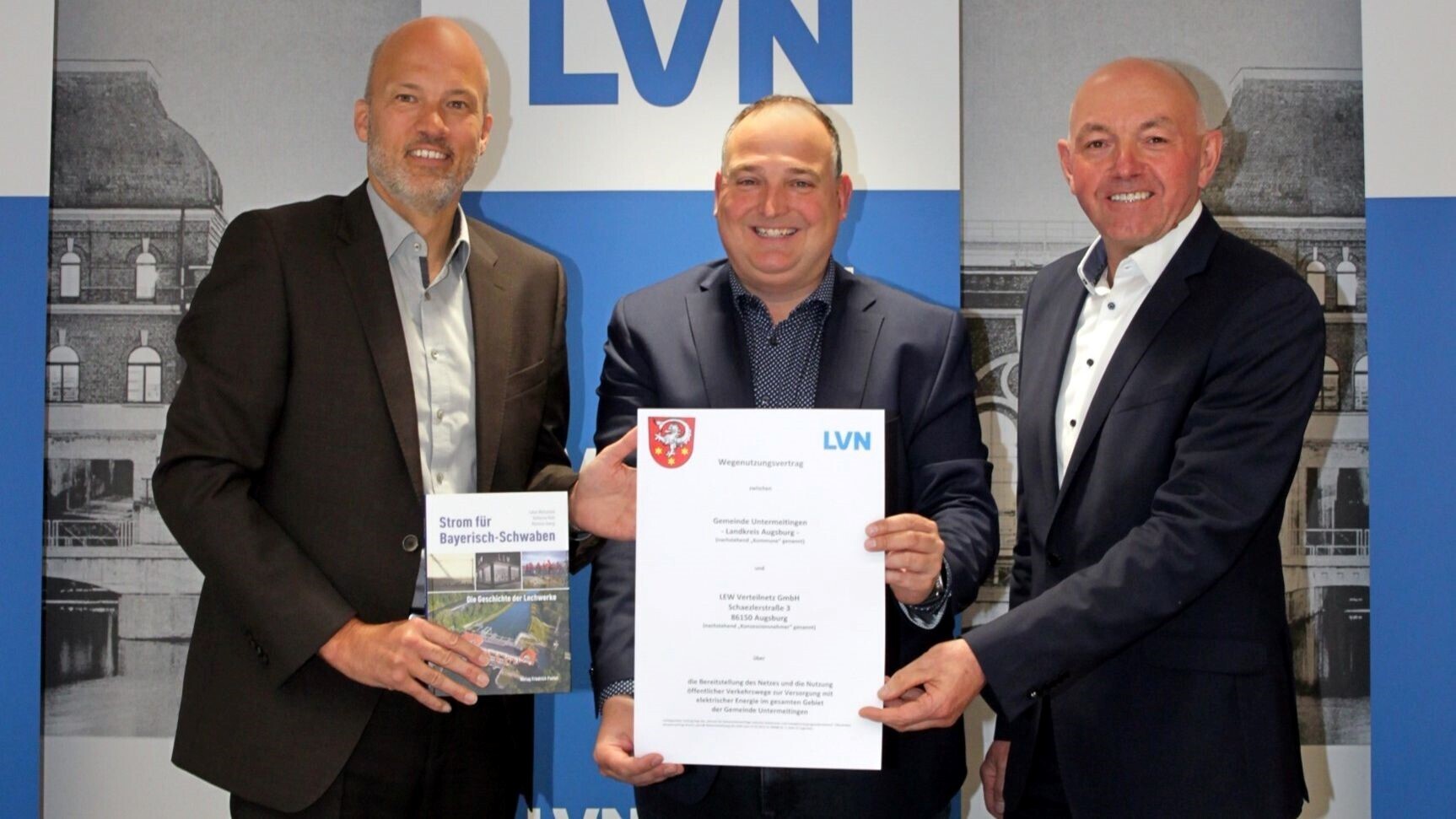 LEW-Vorstandsmitglied Christian Barr, Bürgermeister Simon Schropp und LVN-Geschäftsführer Josef Wagner nach der Vertragsunterzei