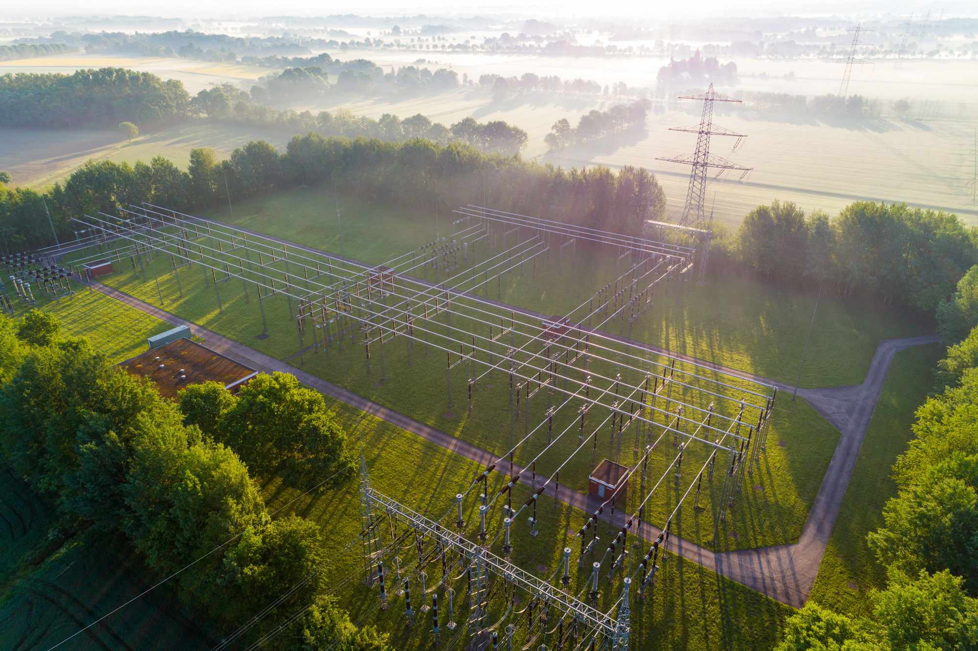 Symbolbild. Die LEW Verteilnetz GmbH errichtet in Holzheim bei Dillingen ein Umspannwerk in Holzbauweise. Foto: stock.adobe.com / Christian Schwier